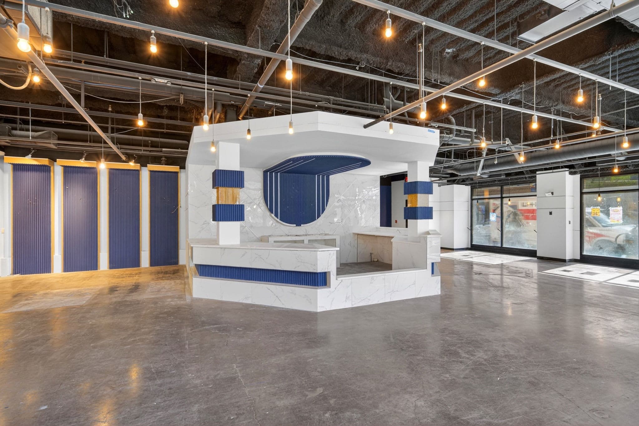 Flexible dining bays with tall ceilings (as-is)